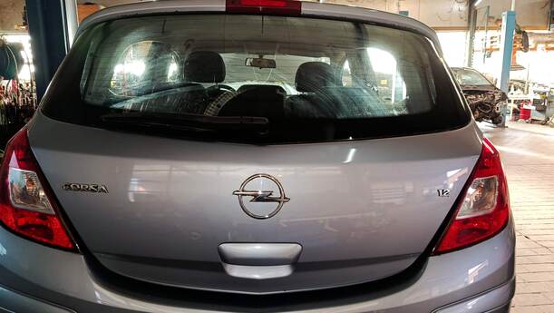 Foto: HECKKLAPPE/ HECKDECKEL ( 4/5 TÜRER ) eines Opel Corsa 1.2 16V