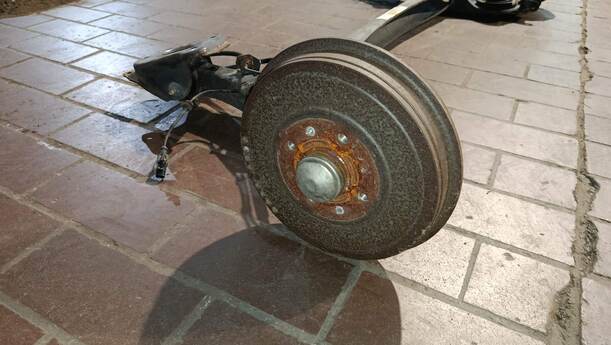 Foto: HINTERACHSE eines Opel Corsa 1.2 16V