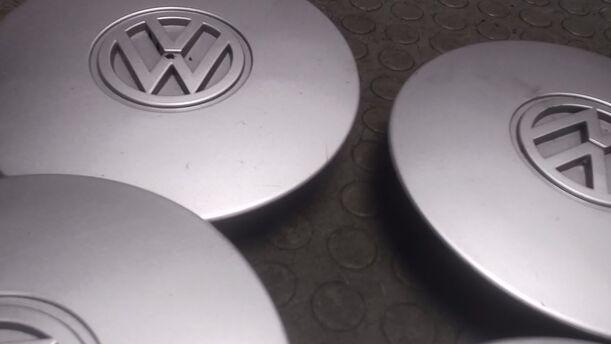 Foto: RADKAPPENSET / FELGENABDECKUNGEN eines VW Golf 1.6 CL