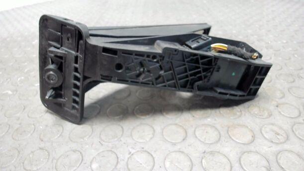 Foto: GASPEDAL ( DIESEL / AUTOMATIK ) eines BMW 320d DPF Touring Aut. CL
