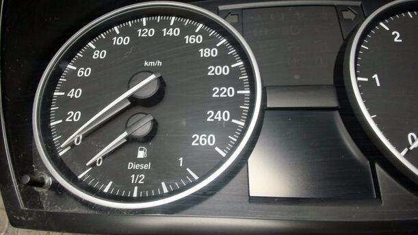 Foto: KOMBIINSTRUMENT / TACHOEINHEIT eines BMW 320d DPF Touring Aut. CL