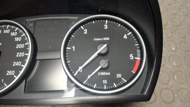 Foto: KOMBIINSTRUMENT / TACHOEINHEIT eines BMW 320d DPF Touring Aut. CL
