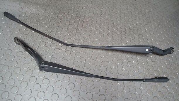 Foto: SCHEIBENWISCHERARME VORN eines Opel Corsa 1.2 16V CL