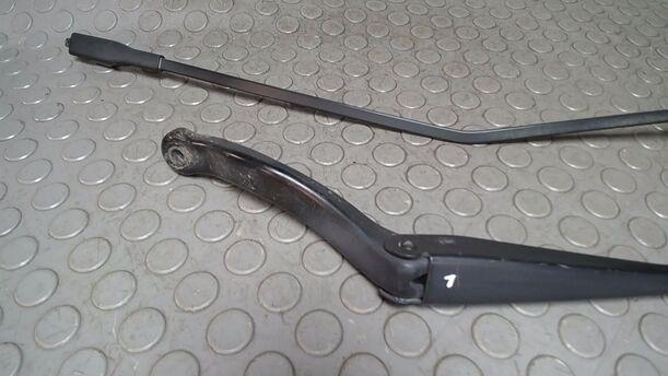 Foto: SCHEIBENWISCHERARME VORN eines Opel Corsa 1.2 16V CL