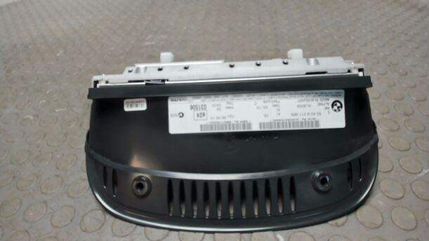 Foto: DISPLAY / BILDSCHIRM / BORDCOMPUTER eines BMW 320d DPF Touring Aut. CL