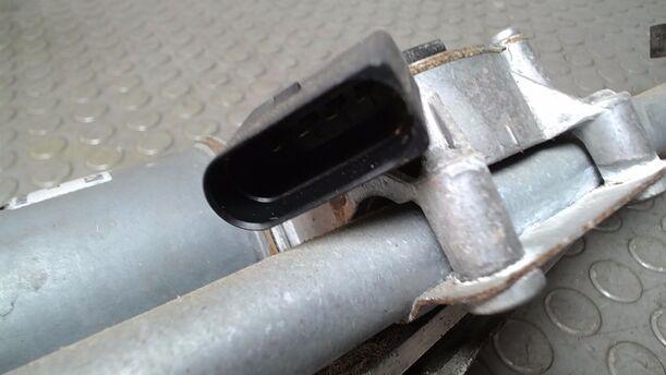Foto: SCHEIBENWISCHERMOTOR VORN eines Opel Corsa 1.2 16V CL
