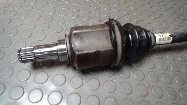 Foto: ANTRIEBSWELLE RECHTS ( SCHALTGETRIEBE ) eines Opel Corsa 1.2 16V CL