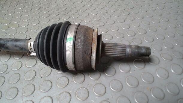 Foto: ANTRIEBSWELLE LINKS ( SCHALTGETRIEBE ) eines Opel Corsa 1.2 16V CL