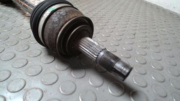Foto: ANTRIEBSWELLE LINKS ( SCHALTGETRIEBE ) eines Opel Corsa 1.2 16V CL
