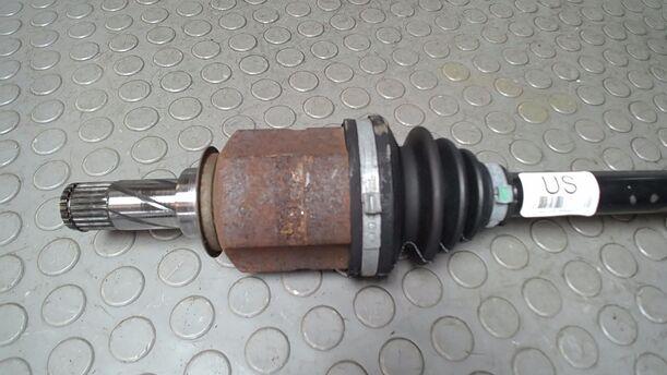 Foto: ANTRIEBSWELLE LINKS ( SCHALTGETRIEBE ) eines Opel Corsa 1.2 16V CL