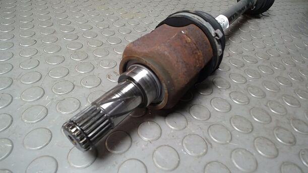 Foto: ANTRIEBSWELLE LINKS ( SCHALTGETRIEBE ) eines Opel Corsa 1.2 16V CL