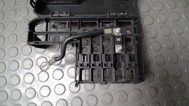 Foto: SICHERUNGSKASTEN BATTERIE eines Opel Corsa 1.2 16V CL