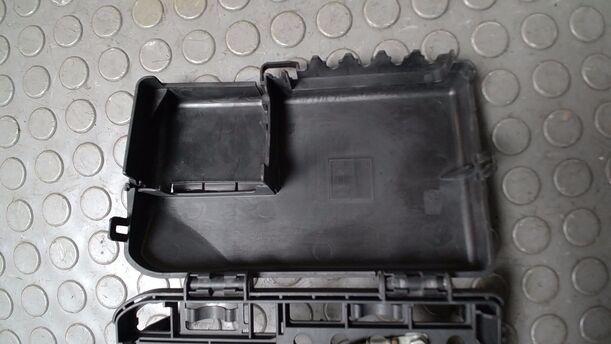 Foto: SICHERUNGSKASTEN BATTERIE eines Opel Corsa 1.2 16V CL