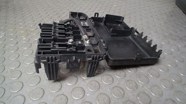Foto: SICHERUNGSKASTEN BATTERIE eines Opel Corsa 1.2 16V CL