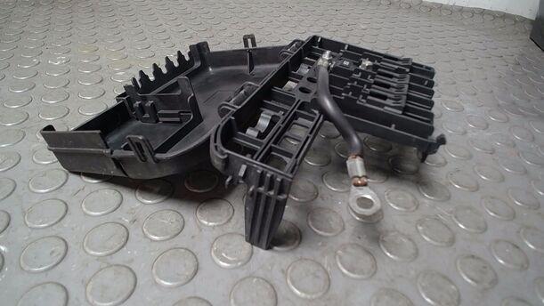 Foto: SICHERUNGSKASTEN BATTERIE eines Opel Corsa 1.2 16V CL