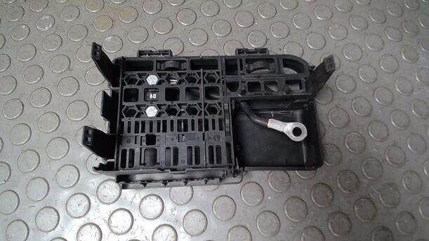 Foto: SICHERUNGSKASTEN BATTERIE eines Opel Corsa 1.2 16V CL