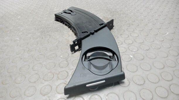 Foto: BECHERHALTER / GETRÄNKEHALTER LINKS eines BMW 320d DPF Touring Aut. CL