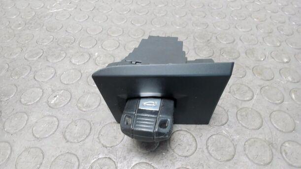 Foto: ZÜNDANLASSSCHALTER / SCHLÜSSELEINSCHUB eines BMW 320d DPF Touring Aut. CL