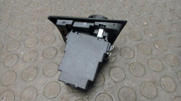 Foto: ZÜNDANLASSSCHALTER / SCHLÜSSELEINSCHUB eines BMW 320d DPF Touring Aut. CL