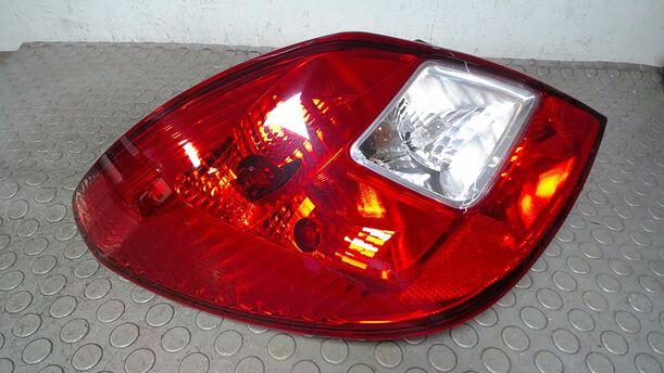 Foto: HECKLEUCHTE/ RÜCKLEUCHTE LINKS ( 4/5 TÜRER ) eines Opel Corsa 1.2 16V CL