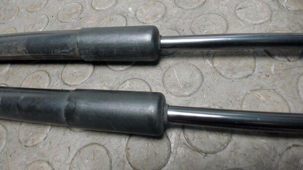 Foto: HECKKLAPPENDÄMPFERPAAR eines BMW 320d DPF Touring Aut. CL