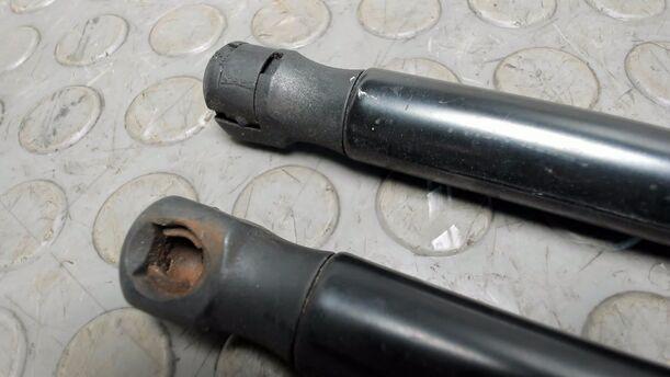 Foto: HECKKLAPPENDÄMPFERPAAR eines BMW 320d DPF Touring Aut. CL