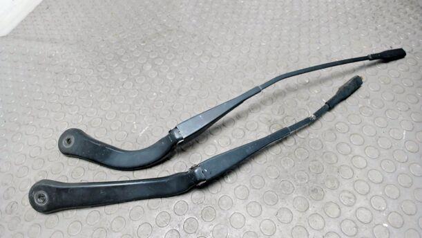 Foto: SCHEIBENWISCHERARME VORNE eines BMW 320d DPF Touring Aut. CL