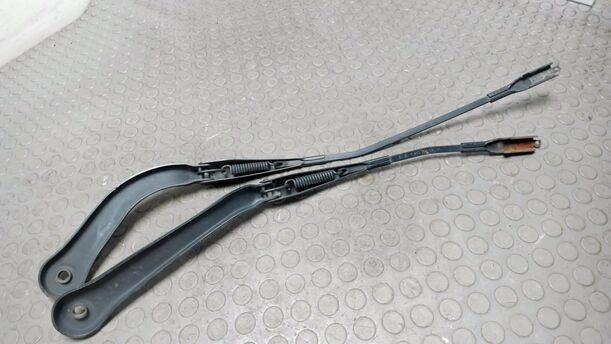 Foto: SCHEIBENWISCHERARME VORNE eines BMW 320d DPF Touring Aut. CL
