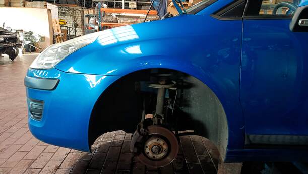 Foto: KOTFLÜGEL LINKS eines Citroen C4 1.4 16V CL