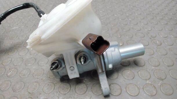 Foto: HAUPTBREMSZYLINDER eines Citroen C4 1.4 16V Cup