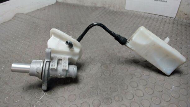 Foto: HAUPTBREMSZYLINDER eines Citroen C4 1.4 16V Cup