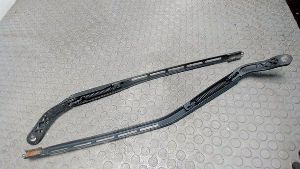 Foto: SCHEIBENWISCHERARME VORNE eines Citroen C4 1.4 16V Cup