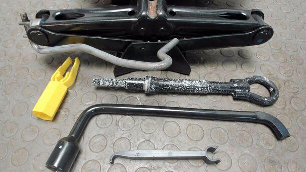 Foto: WAGENHEBER eines Citroen C4 1.4 16V Cup