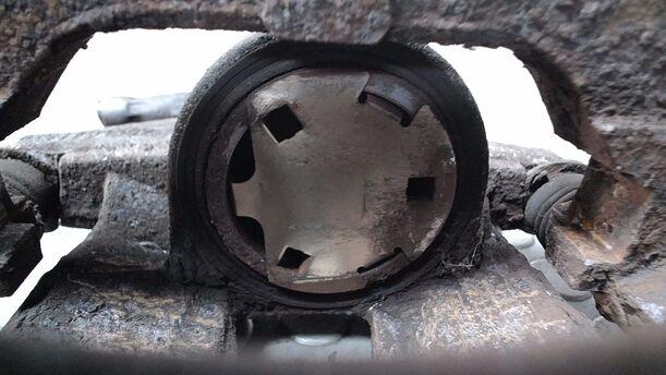 Foto: BREMSSATTEL VORN LINKS ( BOSCH ) eines Opel Corsa 1.2 16V Cup