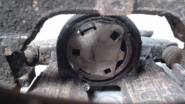 Foto: BREMSSATTEL VORN RECHTS ( BOSCH ) eines Opel Corsa 1.2 16V Cup