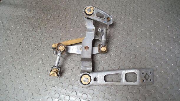 Foto: SCHALTGESTÄNGE eines Opel Corsa 1.2 16V Cup