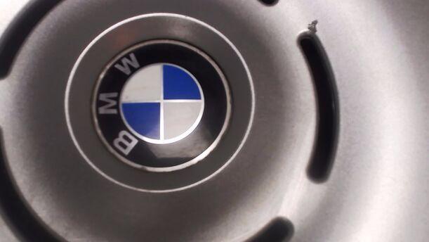Foto: EINZELRADKAPPE / FELGENABDECKUNG 15 ZOLL eines BMW 518i Cup