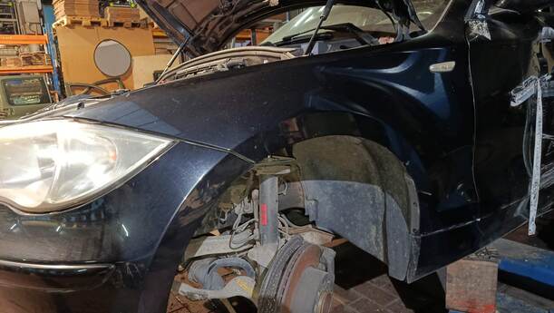 Foto: KOTFLÜGEL LINKS eines BMW 116i Cup