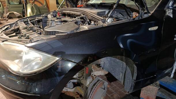 Foto: KOTFLÜGEL LINKS eines BMW 116i Cup