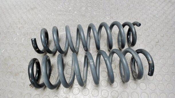 Foto: HINTERE FEDERN / FEDERNPAAR HINTEN eines BMW 116i Cup
