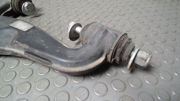 Foto: QUERLENKER VORN LINKS eines Mercedes-Benz 230 E Cup