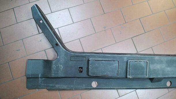 Foto: KOFFERRAUMVERKLEIDUNG/ BLENDE HECKKLAPPENSCHLOSS eines Mercedes-Benz 230 E