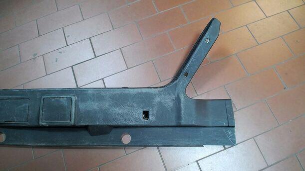 Foto: KOFFERRAUMVERKLEIDUNG/ BLENDE HECKKLAPPENSCHLOSS eines Mercedes-Benz 230 E