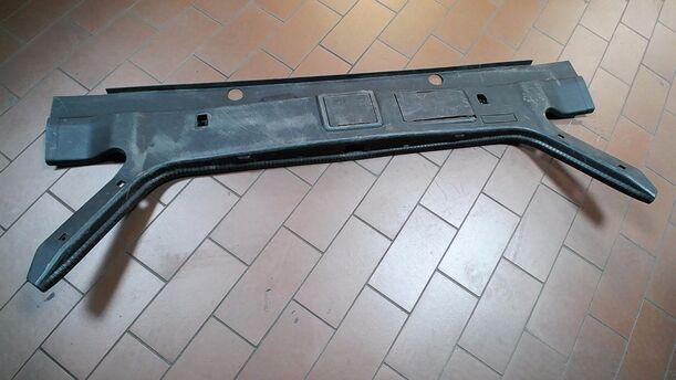 Foto: KOFFERRAUMVERKLEIDUNG/ BLENDE HECKKLAPPENSCHLOSS eines Mercedes-Benz 230 E