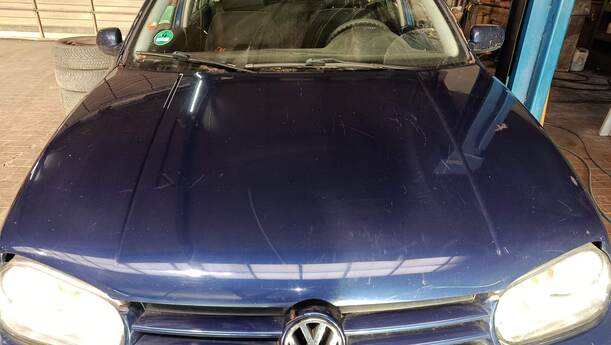 Foto: MOTORHAUBE eines VW Golf 1.4 Cup