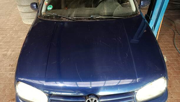 Foto: MOTORHAUBE eines VW Golf 1.4 Cup