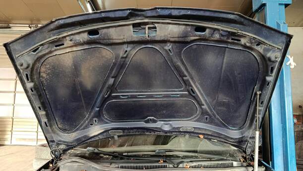 Foto: MOTORHAUBE eines VW Golf 1.4 Cup