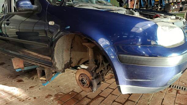 Foto: KOTFLÜGEL RECHTS eines VW Golf 1.4 Cup