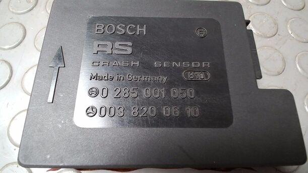 Foto: RS CRASH SENSOR/ STEUERGERÄT AIRBAG eines Mercedes-Benz 230 E Cup