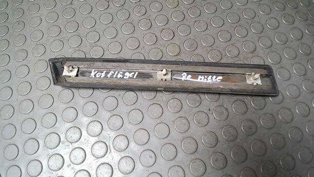 Foto: ZIERLEISTE/ BLENDE KOTFLÜGEL MITTIG RECHTS eines Mercedes-Benz 230 E Cup